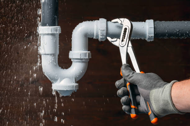 Professional Emergency Plumber technician working in Washington, NC